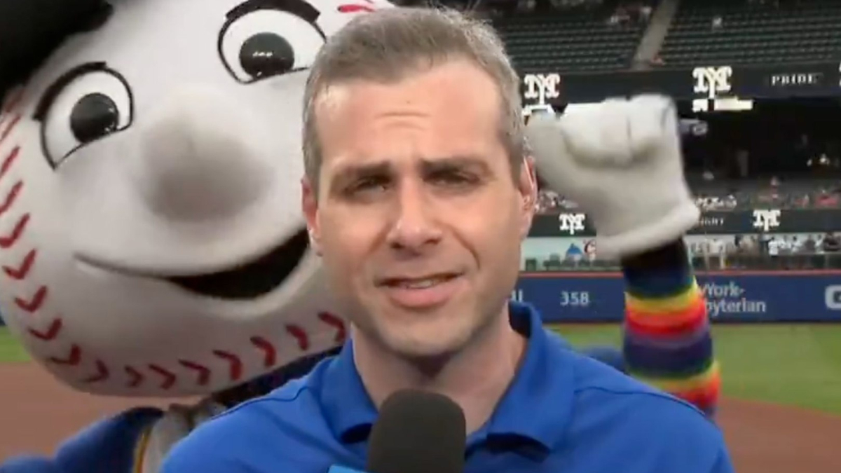 Un reportero analizaba la crisis de los Mets, pero Mr. Met cambió por completo la escena