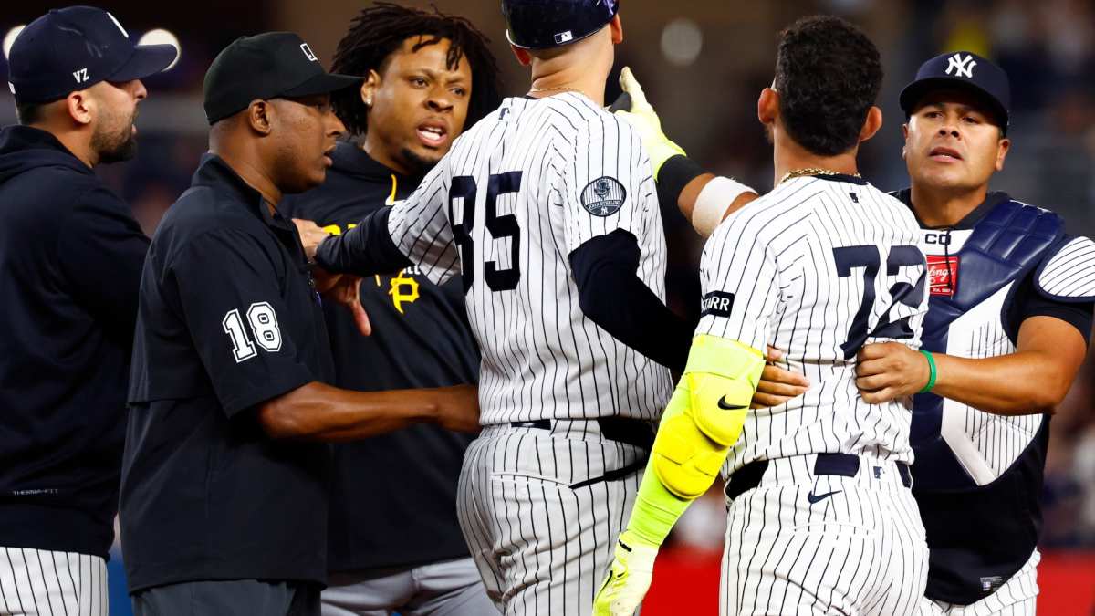 Se vacían los banquillos en el Pirates-Yankees después de que Santana le gritara a Caballero