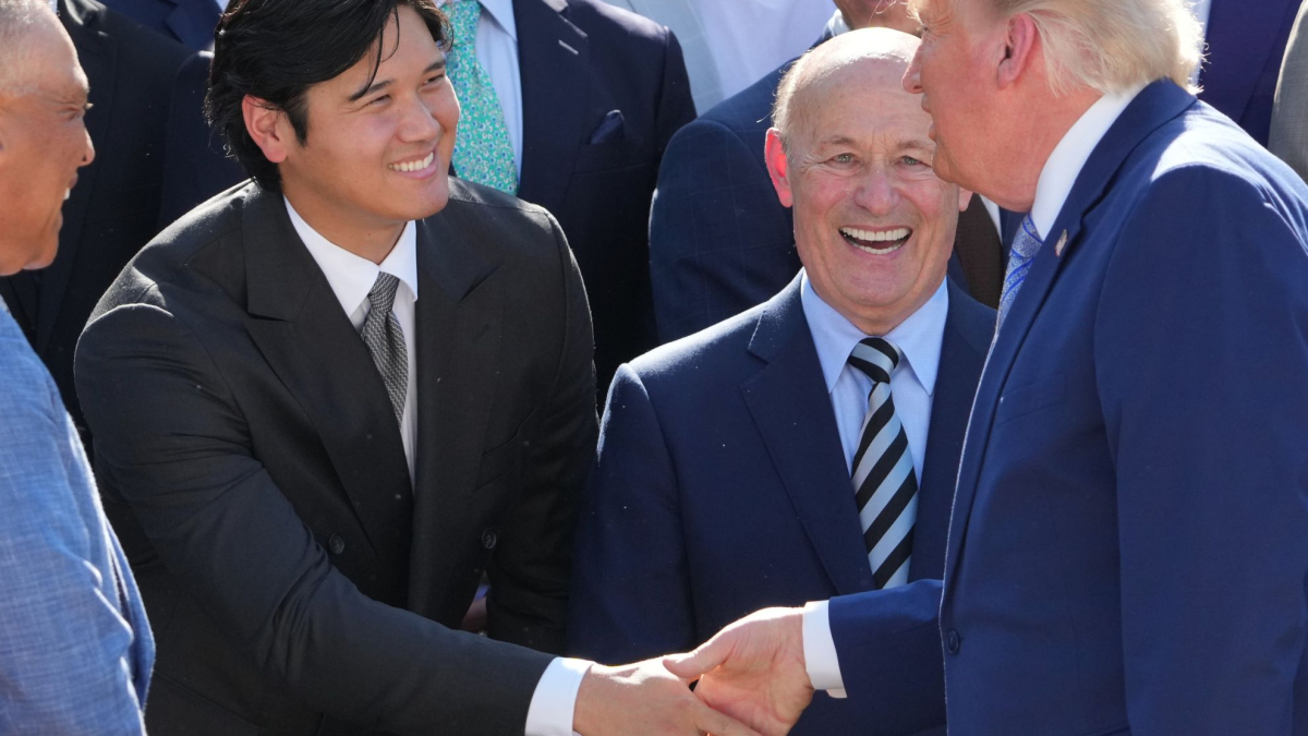 La intensa mirada de Shohei Ohtani a Donald Trump llama la atención de todos