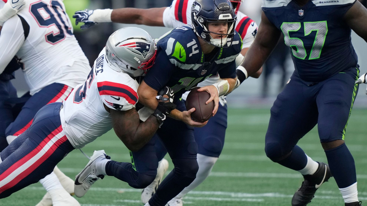 La defensa del título de Sam Darnold comenzó con un preocupante momento, luego de que el quarterback de los Seahawks abandonara el partido por lesión