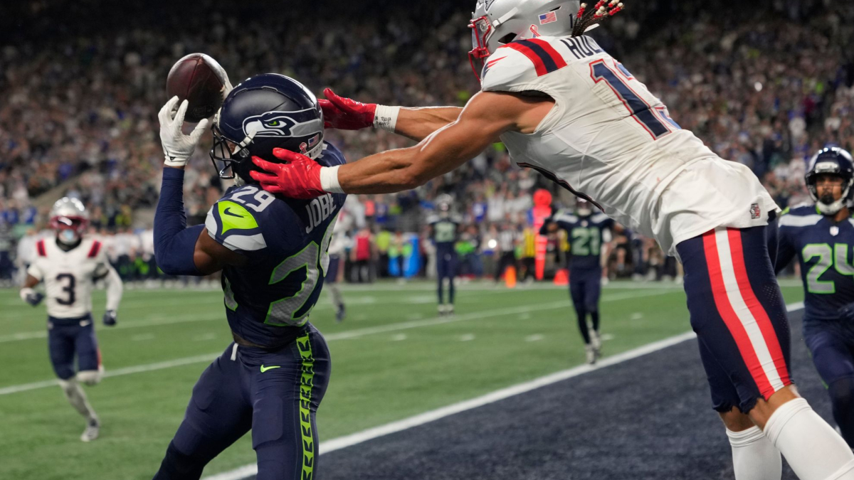Seattle sobrevive ante New England, pero la victoria llega con un alto costo: Sam Darnold abandona el partido por una lesión en la cadera