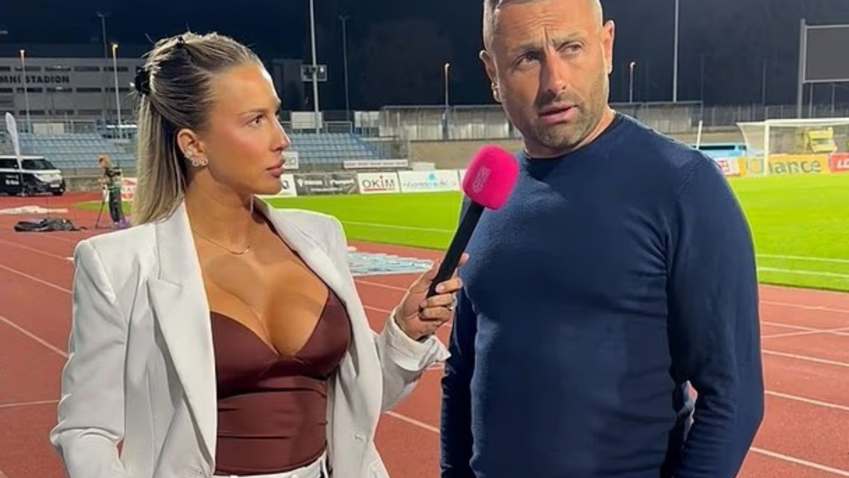 Un entrenador de futbol hace todo lo posible por evitar una mirada inapropiada al escote de una periodista durante una entrevista