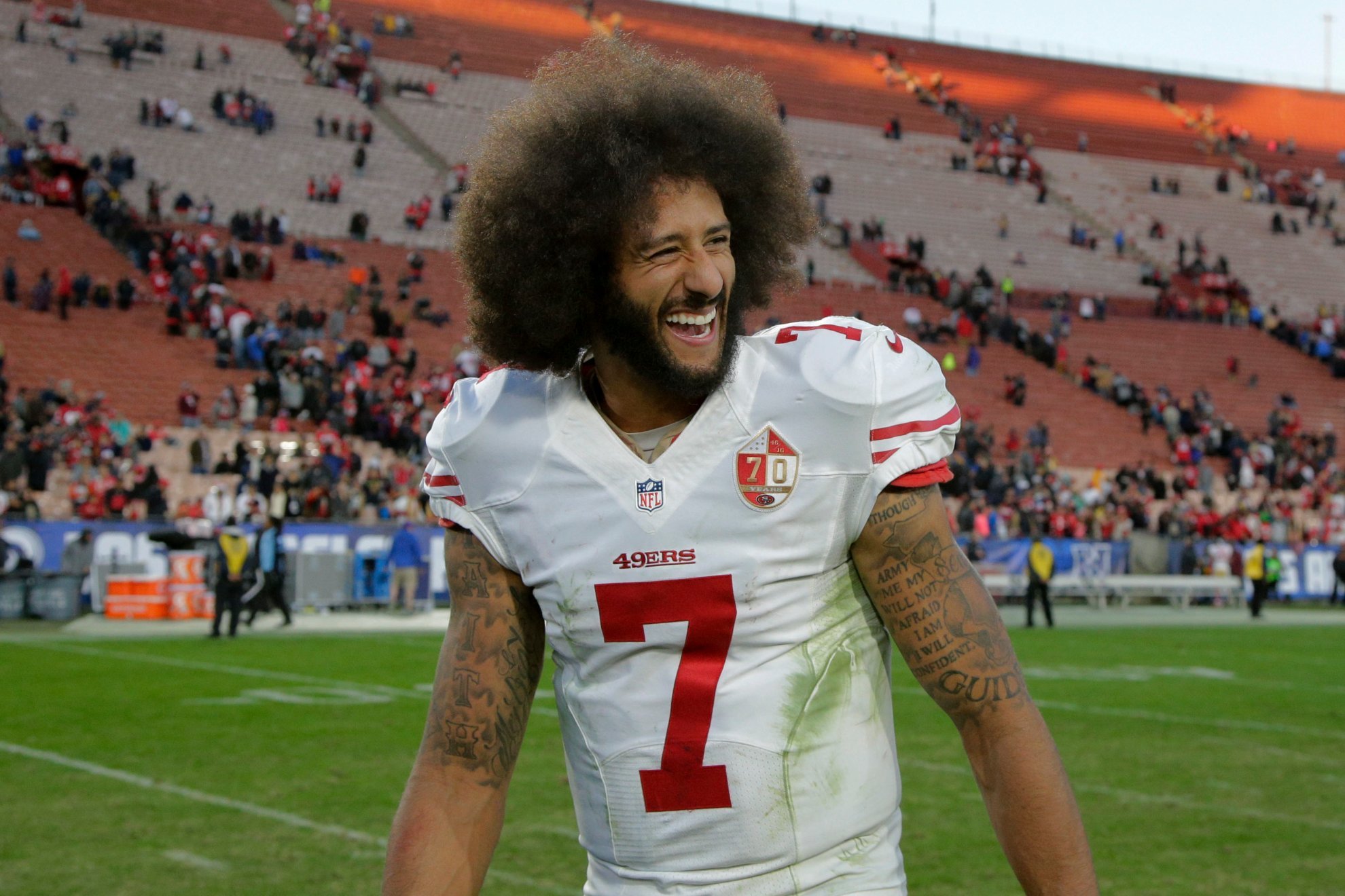 Colin Kaepernick cambia el emparrillado por los libros y pondrá a