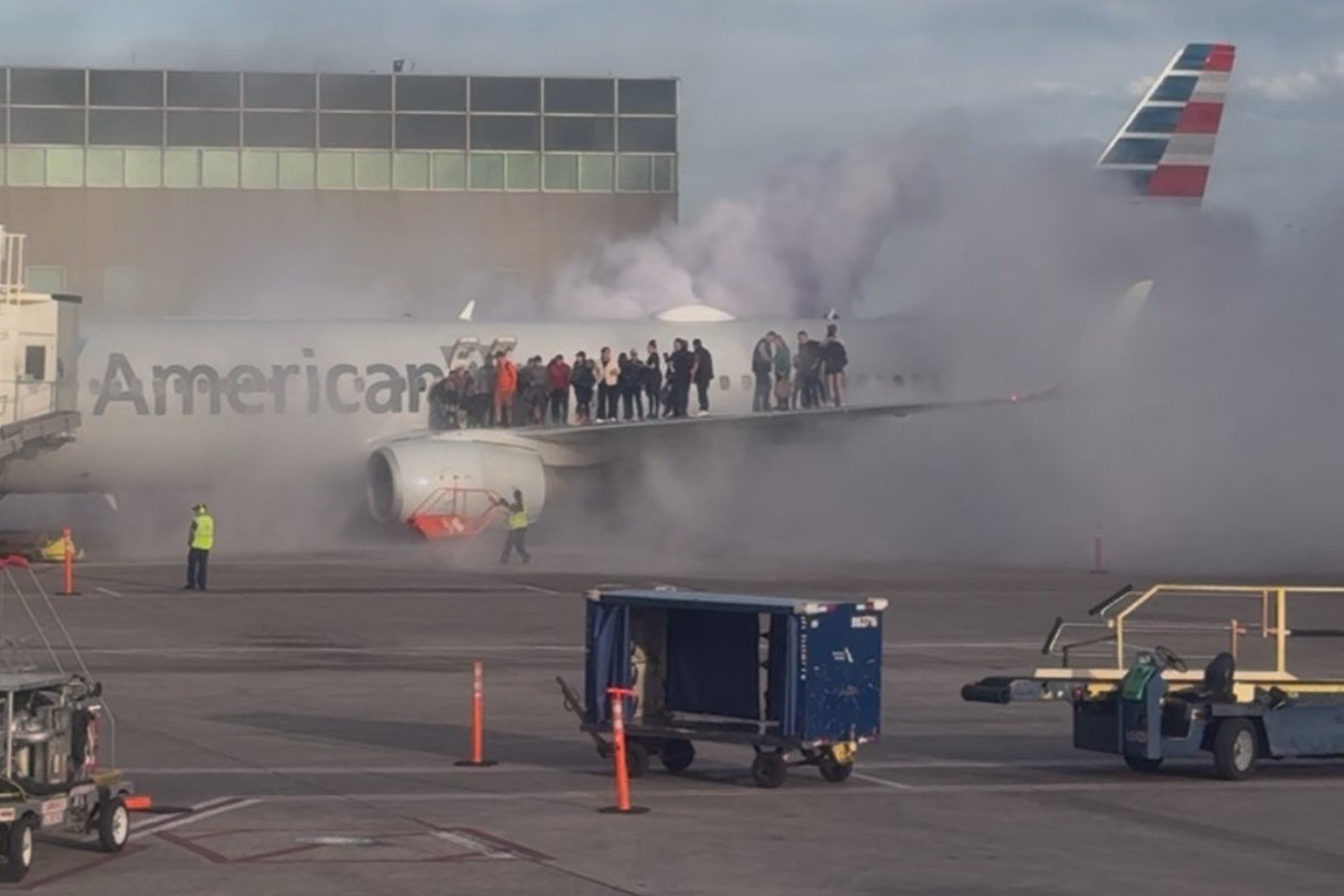Un avión de American Airlines siembra el pánico en el aeropuerto de ...