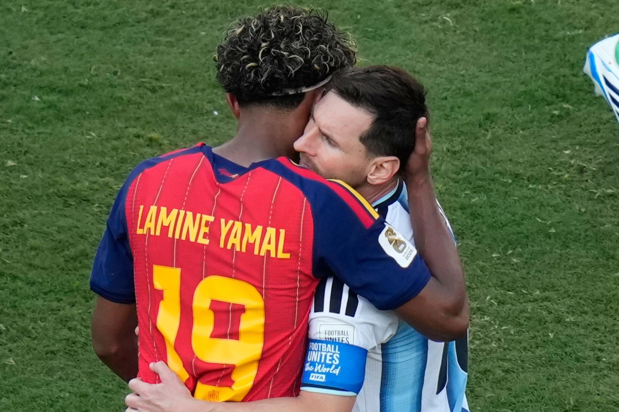 Luis Enrique, contundente en la comparación Messi-Lamine y explica cómo frenar al crack culé 3 Lamine Yamal se acerca a Messi para consolarlo después de arrebatarle el Mundial - MARCA USA
